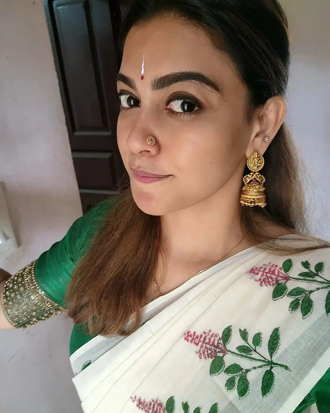 ANUSREE NAIR WEARING BEAUTIFUL EARRINGS JEWELLERY WHITE SAREE GREEN BLOUSE